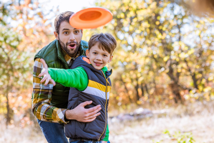 kid throwing frisbee